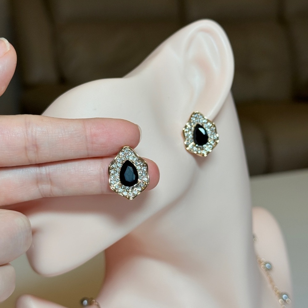 Elegant Black and Gold Teardrop Earrings - Picture 4 of 11